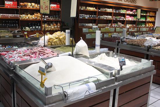 麦迪隆超市白糖,面粉等散装食品没有防尘措施